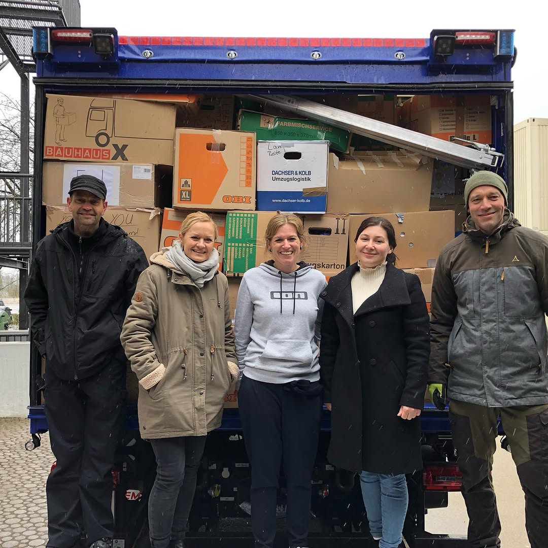 Helferinnen und Helfer vor einem LKW mit Kartons von der Realschule Neusäß