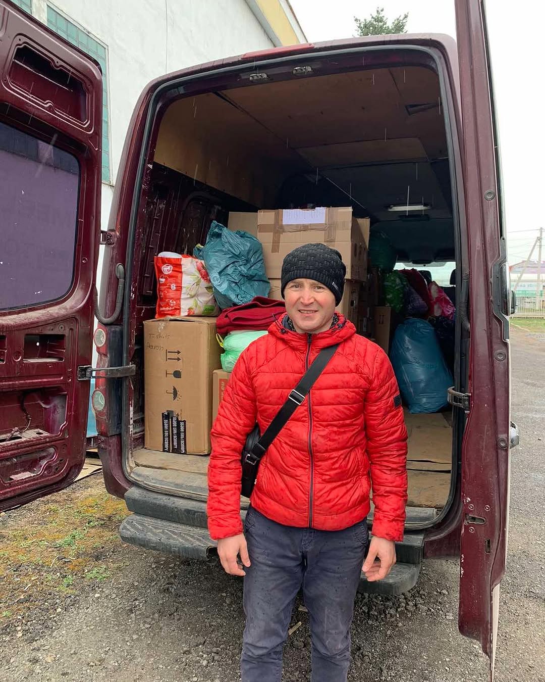 Helfer von Sila Dii vor einem Transporter voller Hilfsgüter in der Ukraine