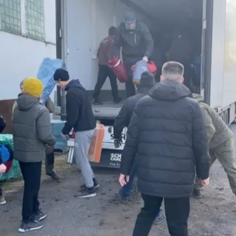 Hilfsgüter aus Augsburg werden in der Ukraine aus dem LKW geladen