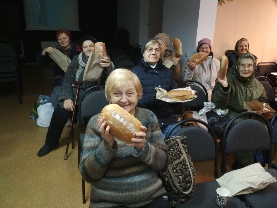 Ältere Menschen in Kiew mit frischem Brot aus dem Projekt 200 Brote pro Woche