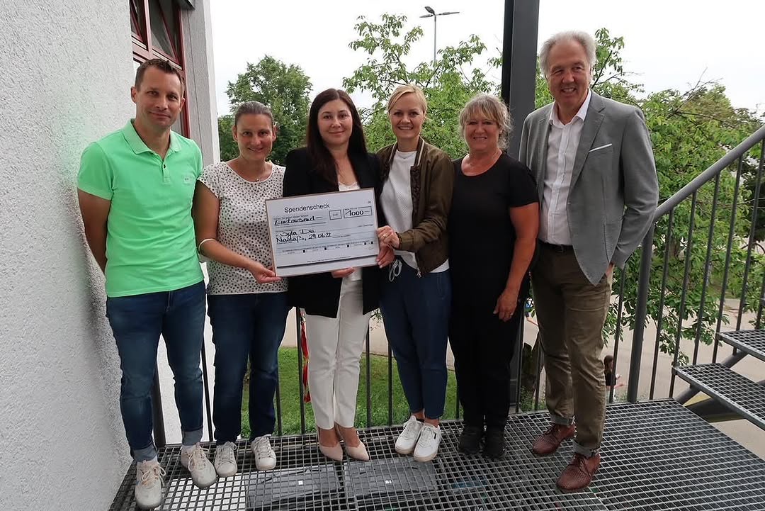 Scheckübergabe der Realschule Neusäß an Sila Dii nach dem Spendenlauf
